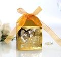 Vue détaillée du motif floral découpé au laser et ruban sur boîte cadeau dorée - Or Réfléchissant