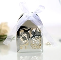Détail de la boîte de mariage argentée découpée au laser avec motif fleuri et ruban blanc - Argent Réfléchissant