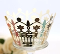 Details des aufwendigen goldenen Hohlkronen-Designs und der Cupcake-Papierhüllen - Reflektierendes Silber