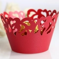 Rote lasergeschnittene Cupcake-Förmchen mit Herz-Spitzenmuster für Hochzeit und Geburtstag - Perlrot