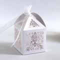 Elegante scatola nuziale bianca tagliata al laser con motivo damascato e nastro - Bianco