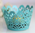 Dettaglio di pirottino per cupcake tagliato al laser con cioccolato dorato interno - Blu Tiffany