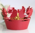 Rote Laser-Cut-Muffinform mit Vogelmotiv aus Perlglanzpapier für Hochzeiten und Partys - Perlrot