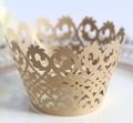 Dettaglio macro del pirottino per cupcake in oro champagne tagliato al laser con pizzo - Beige Oro