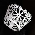 Eleganti pirottini per cupcake bianchi tagliati al laser con decorazioni a margherita - 5cm / Bianco