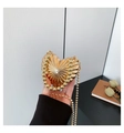 Detalle del bolso de metal en forma de corazón con pliegues y correa de perlas - Dorado