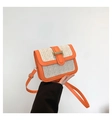 Vue détaillée du sac bandoulière en paille avec garniture en similicuir orange et boucle - Orange