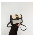 Détail du sac bandoulière en paille avec garniture en cuir noir et fermoir magnétique - Noir