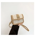 Détail du sac bandoulière tendance en paille avec bordure en cuir brun et boucle dorée - Kaki