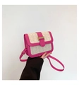 Détail de la bordure en cuir fuchsia et du panneau tressé sur un sac avec boucle dorée - Rose Rouge
