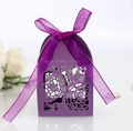 Dettaglio della scatola per dolci viola con intaglio a rosa e fiocco in seta elegante - Viola scuro