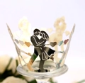 Silberne Cupcake-Förmchen mit küssendem Paar Silhouette und Herzen für Hochzeiten - Reflektierendes Silber