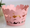 Nahaufnahme der rosa lasergeschnittenen Kleeblatt-Muffinform mit elegantem Blumenmuster - 5cm / Rosa