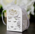 Détail boîte cadeau découpée au laser avec motif de rose, visage et étiquette Merci - Blanc (Avec Étiquette)