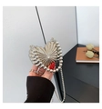 Detalle de bolso bandolera plateado con forma de corazón y textura plisada con asa - Plateado
