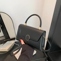 Borsa a mano minimalista in pelle nera opaca con chiusura ad anello dorato e manico - Nero
