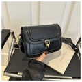 Borsa a tracolla nera minimalista con fibbia a U dorata e finitura in pelle pregiata - Nero