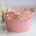 Roze lasergesneden cupcake wrapper met holle patronen van zeeschelpen en zeesterren - Roze