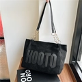 Borsa tote in velluto nero con ricamo HOOTO e tracolla a catena dorata - Nero