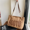 Borsa tote in ecopelle scamosciata marrone con lettere HOOTO e tracolla a catena in metallo - Cachi