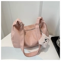 Vue détaillée du sac hobo rose avec texture souple et pendentif en peluche - Rose Avec Pendentif