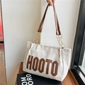 Grande borsa tote in velluto crema con lettere ricamate e manici a catena - Bianco