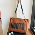 Borsa tote in velluto marrone con scritta HOOTO e tracolla con catena dorata elegante - Marrone