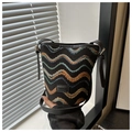 Detalle del bordado de ondas y el parche de cuero fashion en el bolso tipo cubo - Negro