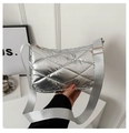 Silberne gesteppte Umhängetasche aus glänzendem Nylon mit Rautenmuster-Stickerei - Silber