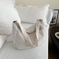 Dettaglio della borsa tote in velluto a coste beige con trama e tracolla larga - Bianco senza ciondolo