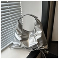 Detalle de bolso hobo plateado con dos lazos de cinta y cierre de cremallera elegante - Plateado