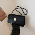 Minimalistische schwarze Kunstledertasche mit großem goldenem Metallschloss und Schultergurt - Schwarz
