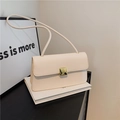 Minimalistische beige Umhängetasche mit elegantem Goldverschluss und schmalem Gurt - Weiß