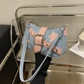 Sac d'épaule Y2K en denim bleu clair avec patchs d'étoiles roses et boucles métalliques - Bleu clair