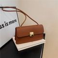 Minimalistische braune Leder-Schultertasche mit goldenem Schloss im Baguette-Stil - Braun
