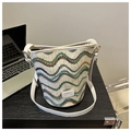 Bolso saco de punto con coloridos patrones de ondas y correa ajustable de cuero - Blanco