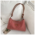 Detailaufnahme einer rot-weißen Tweed-Tasche mit braunen Ledergriffen und Silber-Reißverschluss - Rot