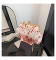 Détail de la broderie de fleurs de prunier rouges sur un sac bandoulière en satin beige - Rouge