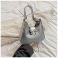 Detail der silbernen Metallic-Hobo-Tasche mit Schleifenschnalle und Metallkette - Silber