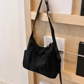 Veelzijdige zwarte nylon crossbody tas met dubbele ritsen en een stevige riem - Zwart