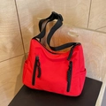 Levendige rode nylon crossbodytas met multi-pocket design en sportieve schouderriem - Rood