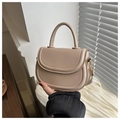 Detalle del bolso de silla caqui en cuero PU liso con ganchos de metal dorado - Caqui