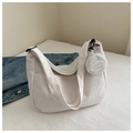 Elegante borsa tote in velluto a coste bianco crema con tracolla larga e portamonete tondo - bianco con ciondolo