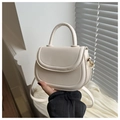 Detalle del bolso de hombro en cuero PU crema con herrajes dorados y correa delgada - Blanco