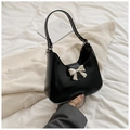 Schicke schwarze Lackleder-Achseltasche mit silberner Schleifenschnalle und Kette - Schwarz
