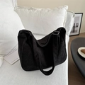 Grande borsa tote in velluto a coste nere con tracolla larga su divano bianco - Nero senza ciondoli