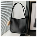 Minimalistische schwarze Tragetasche mit Ziernaht und plüschigem Herz-Anhänger - Mit Anhänger / Schwarz