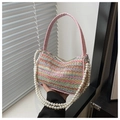 Dettaglio borsa intrecciata con ricamo a farfalla rosa e tracolla di perle eleganti - Rosa