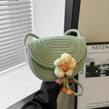 Hellgrüne geflochtene Strohtasche mit gelber Blume und orangen Anhängern für den Sommer - Grün