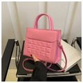 Dettaglio della borsa rosa trapuntata con fibbie metalliche dorate e trama in ecopelle - Rosa